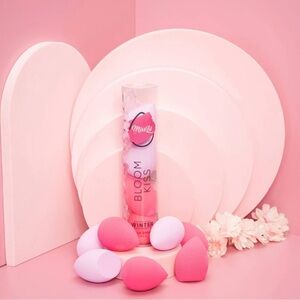 NIB BLOOM KISS MAKEUP SPONGES 4 Piece SET